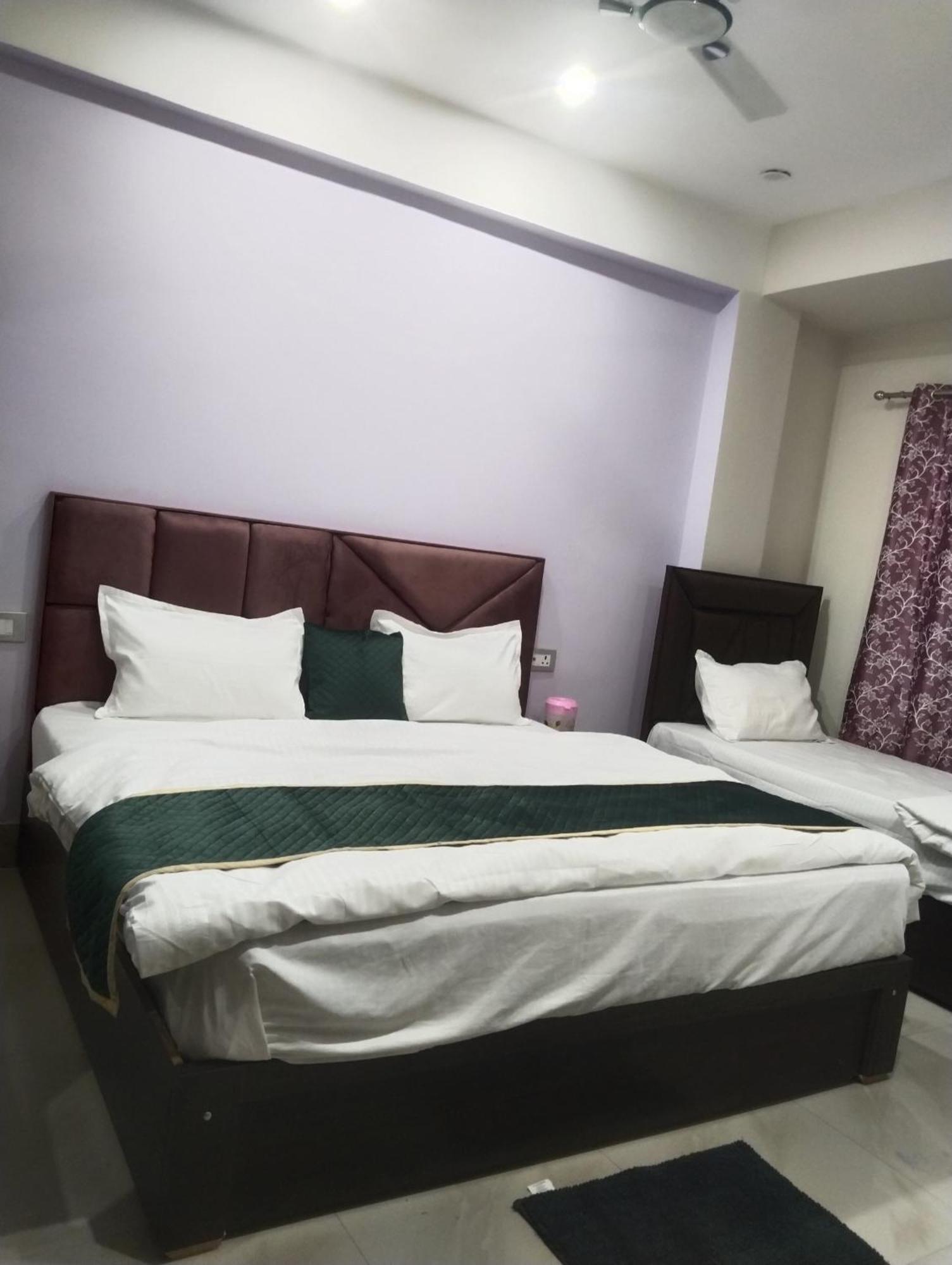 Dixit Residency Otel Vrindāvan Dış mekan fotoğraf