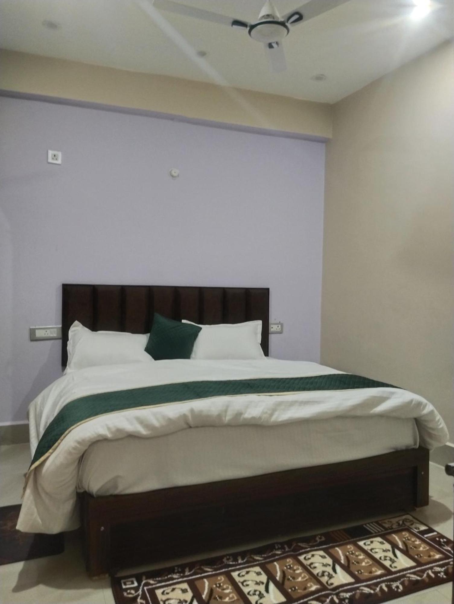 Dixit Residency Otel Vrindāvan Dış mekan fotoğraf
