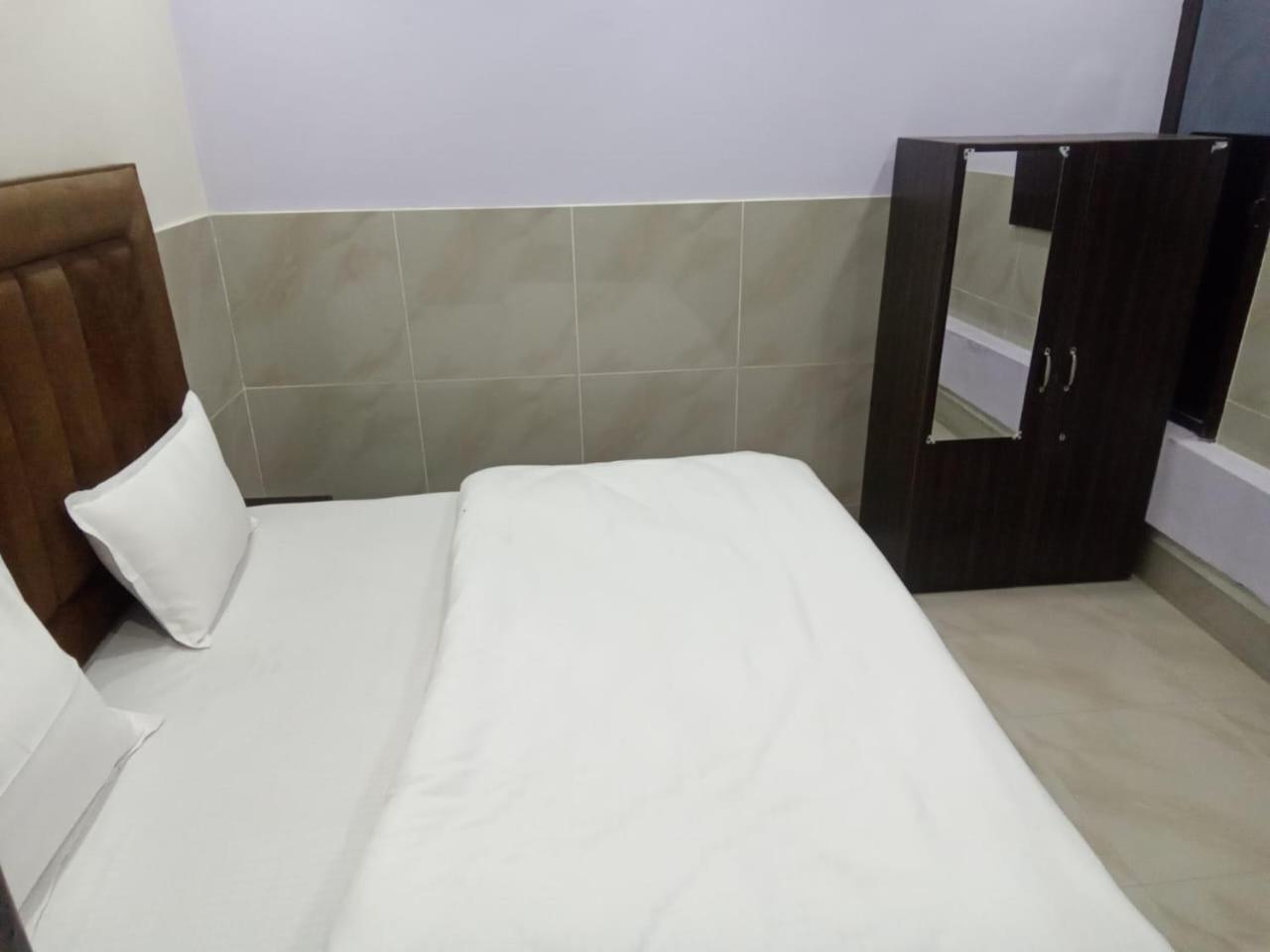 Dixit Residency Otel Vrindāvan Dış mekan fotoğraf