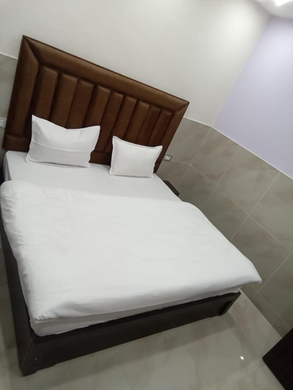 Dixit Residency Otel Vrindāvan Dış mekan fotoğraf
