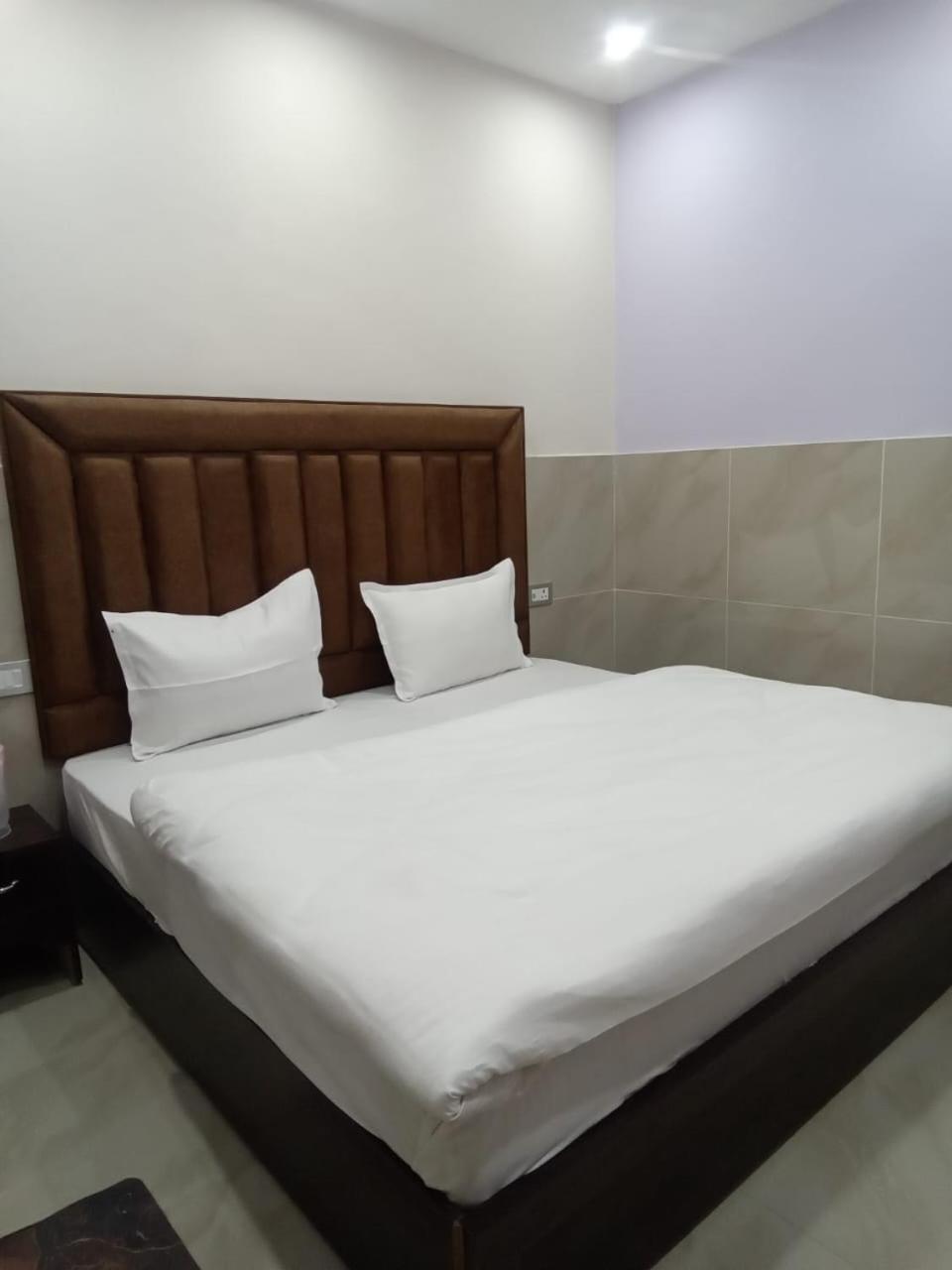 Dixit Residency Otel Vrindāvan Dış mekan fotoğraf
