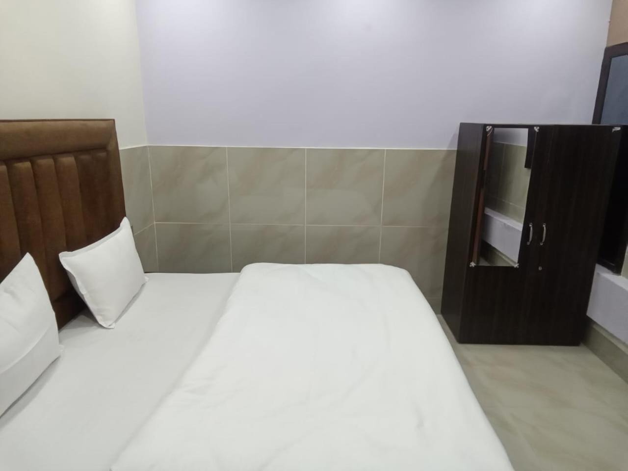 Dixit Residency Otel Vrindāvan Dış mekan fotoğraf